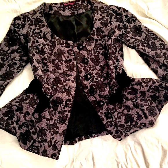 Runway Unique baroque sculptured bottom detail. - Picture 3 of 8